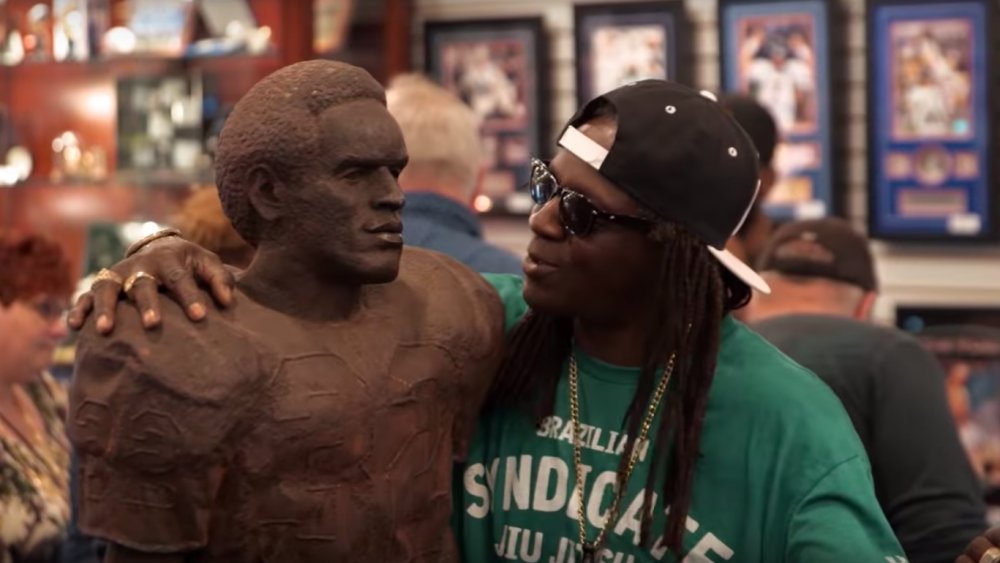 Flavor Flav with his O.J. Simpson statue on Pawn Stars