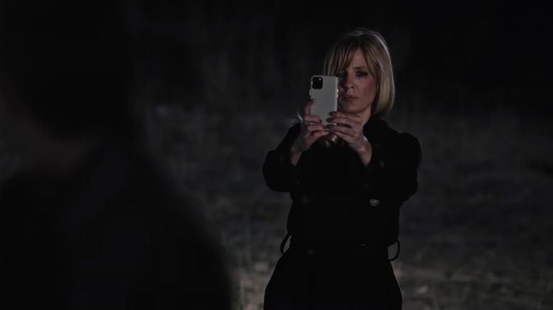 Beth Dutton takes a photo