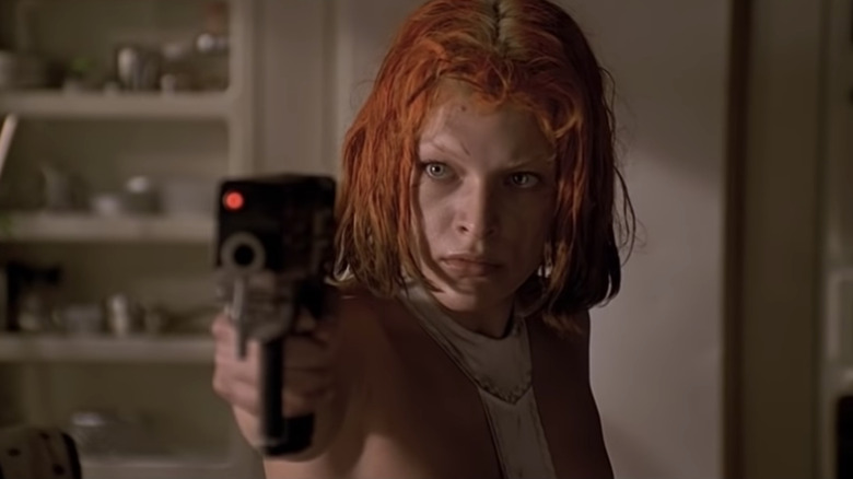 Leeloo raises pistol