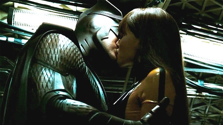 Nite Owl and Silk Spectre kissing