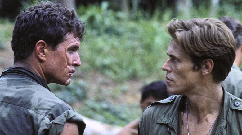 Barnes and Elias talking in Platoon