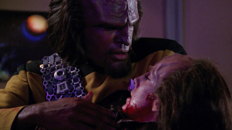 Worf holds K'Ehleyr's body