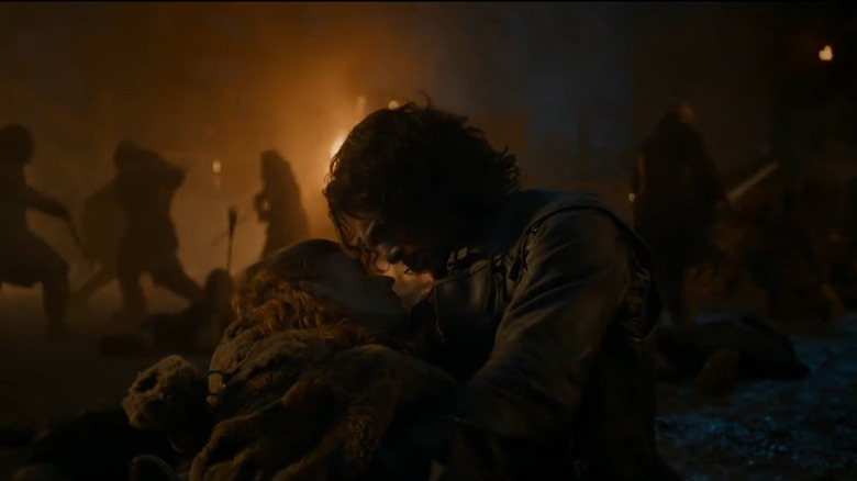 Jon holds Ygritte as she dies 