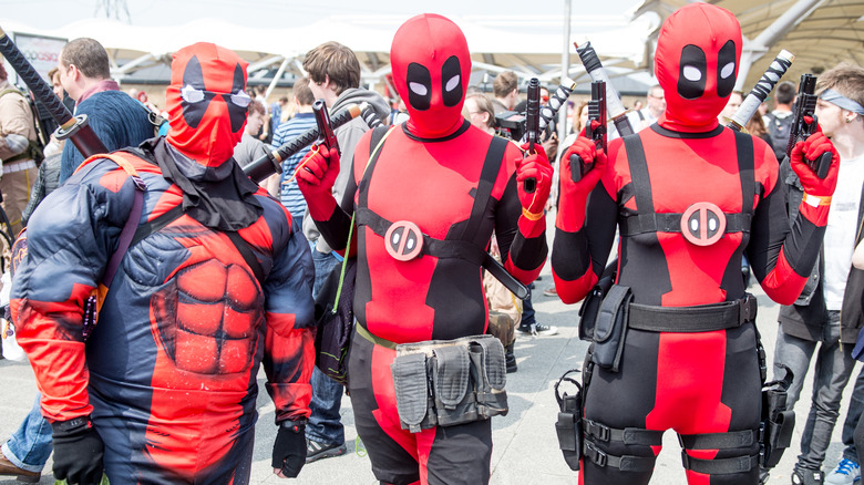 Deadpool cosplayers at convention