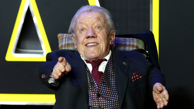 Kenny Baker pointing on the red carpet