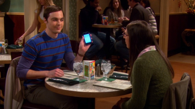 Sheldon Cooper showing phone to Amy Farrah Fowler