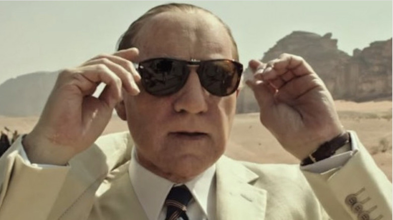 Kevin Spacey wears sunglasses