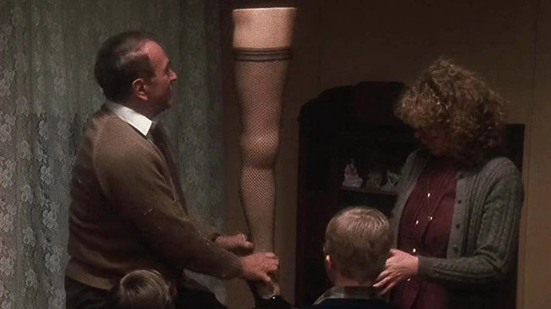 Ralphie's family unpacks the lamp