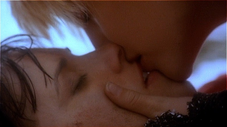 Gabrielle kisses Xena 