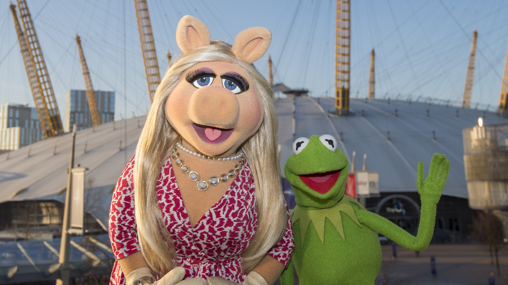 Kermit and Miss Piggy in front of the O2 Arena