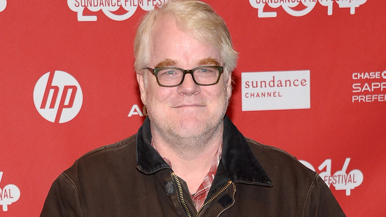 Philip Seymour Hoffman wears glasses