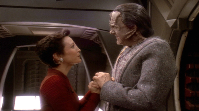 Kira holds hands with Cardassian