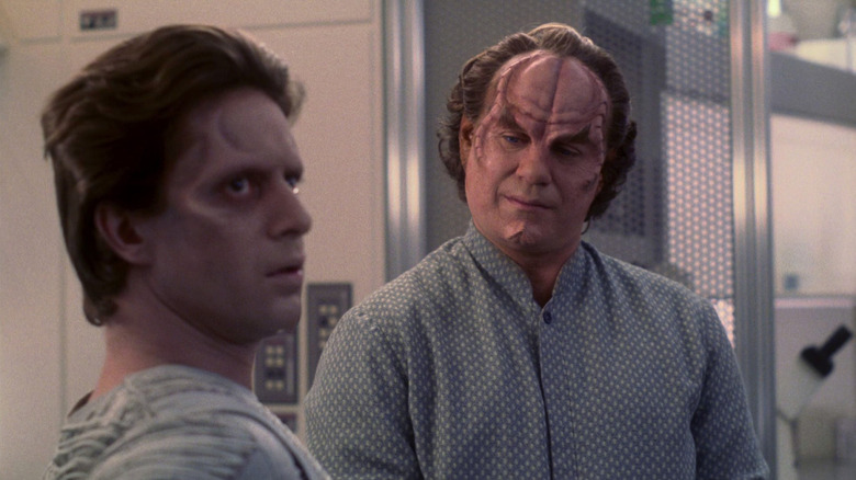 Phlox examining an alien patient