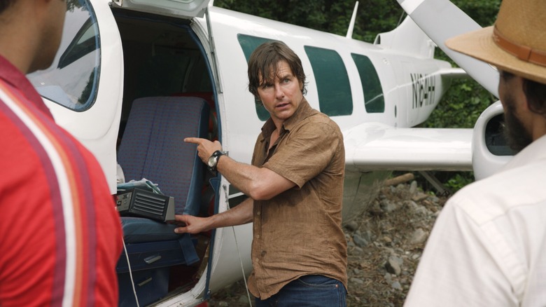 Tom Cruise Barry Seal pointing plane