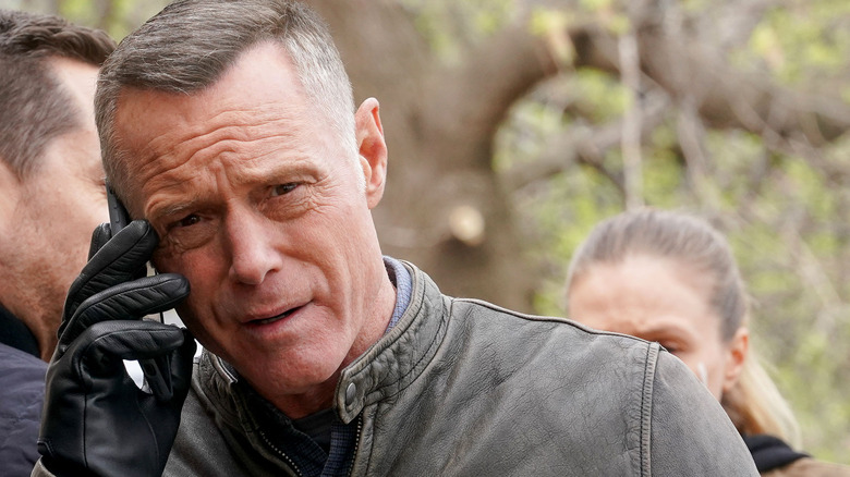 Star Jason Beghe His Distinctive Voice A Near Death Experience Gave Chicago Pd One Chicago