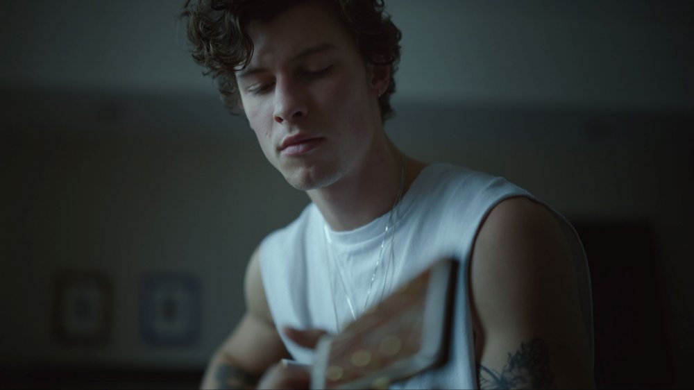 Shawn Mendes plays guitar in Shawn Mendes: In Wonder