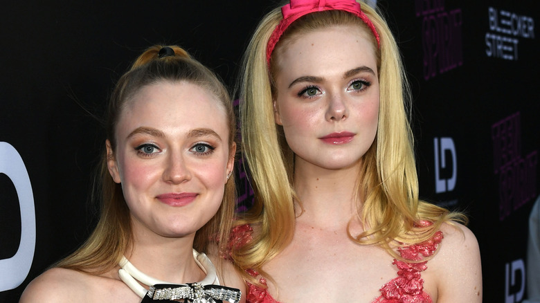 Dakota Fanning and Elle Fanning posing