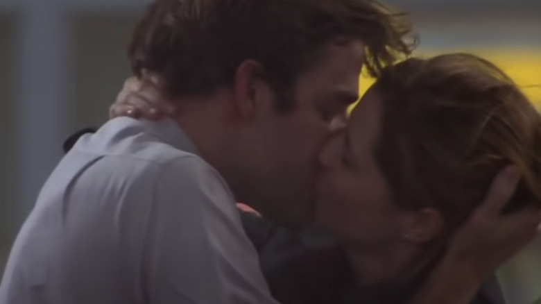 Jim and Pam kiss in rain 