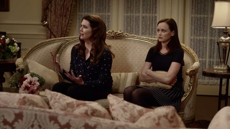 Lorelai and Rory Gilmore sitting on couch 