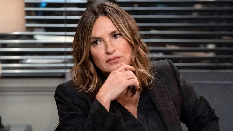 Olivia Benson hand on chin