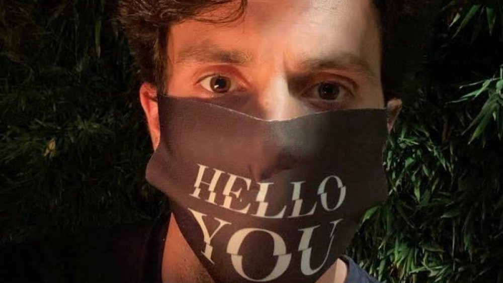 Penn Badgley wears an appropriate mask for You season 3 filming