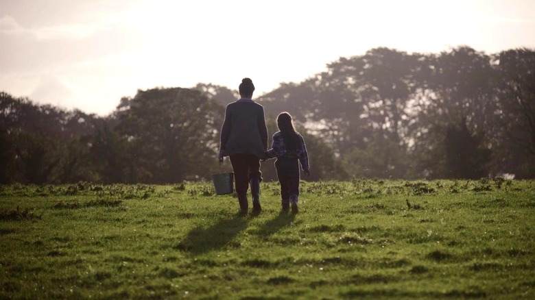 Cáit and Eibhlin walk in a field in "The Quiet Girl" (2023)