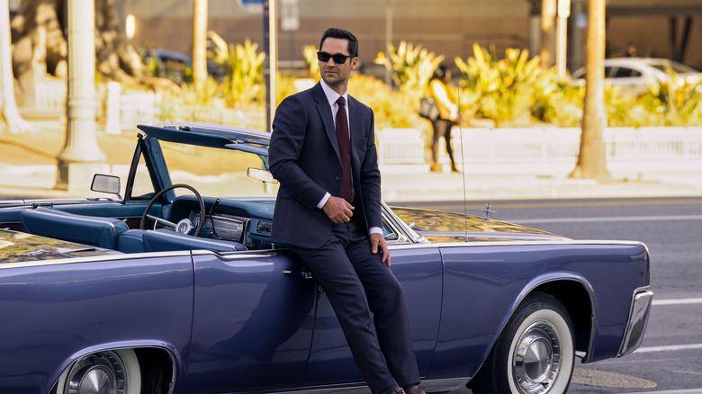 Mickey Haller leans on a car