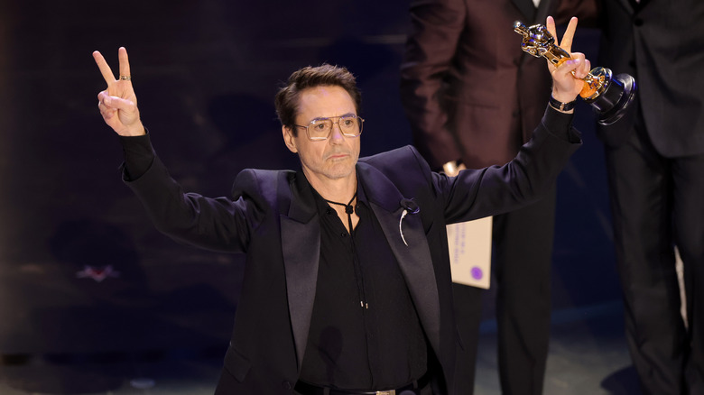 Robert Downey Jr. peace sign Oscar