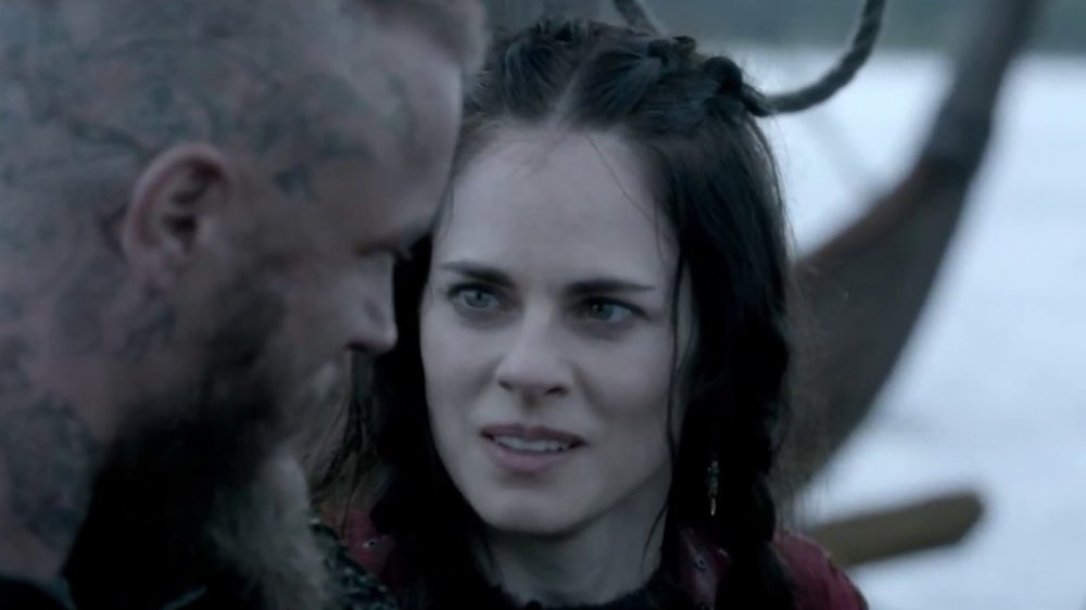 Travis Fimmel as Ragnar and Amy Bailey as Kwenthrith on Vikings