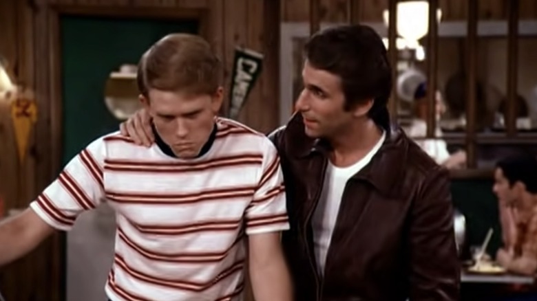 Ron Howard and Henry Winkler talking in Happy Days