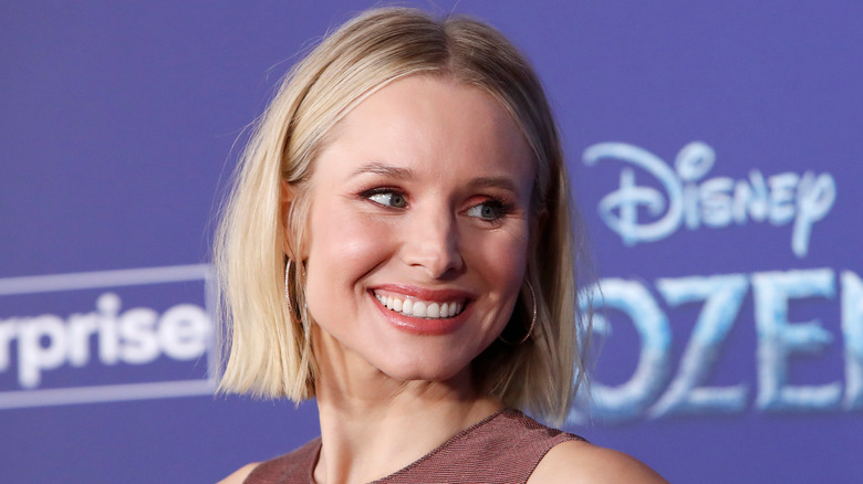 Kristen Bell smiling on stage