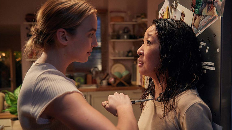 Villanelle holding knife to Eve