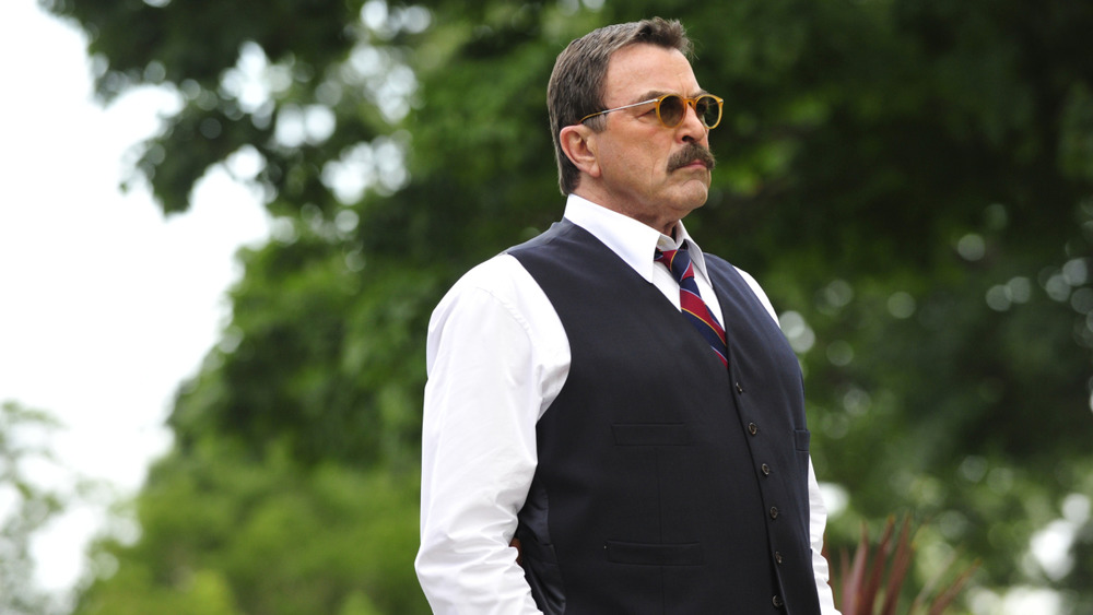 Frank Reagan (Tom Selleck) wears sunglasses o Blue Bloods