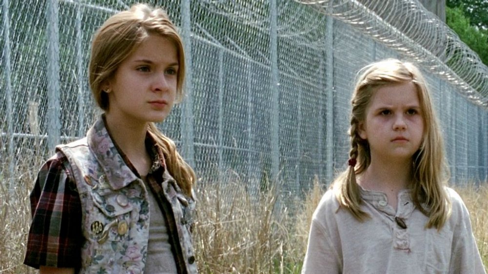 Brighton Sharbino as Lizzie Samuels and Kyla Kenedy as Mika Samuels on The Walking Dead