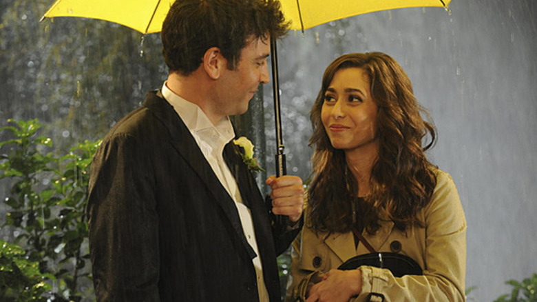 Ted and Tracy under a yellow umbrella in "How I Met Your Mother" (2014)