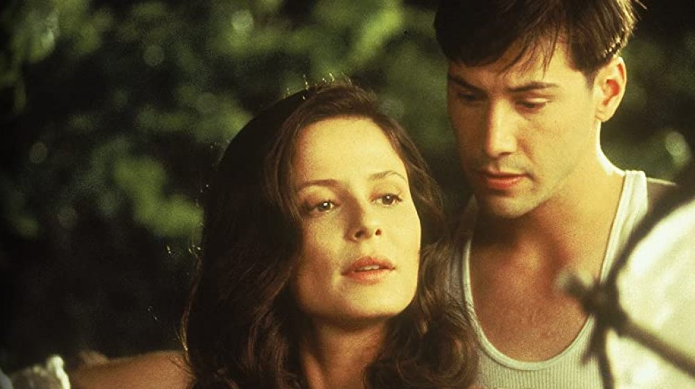 Keanu Reeves as Sgt. Paul Sutton and Aitana Sánchez-Gijón as Victoria Aragon in A Walk in the Clouds