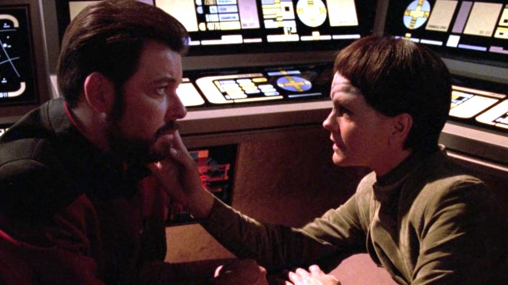 Riker and Soren in TNG's "The Outcast"