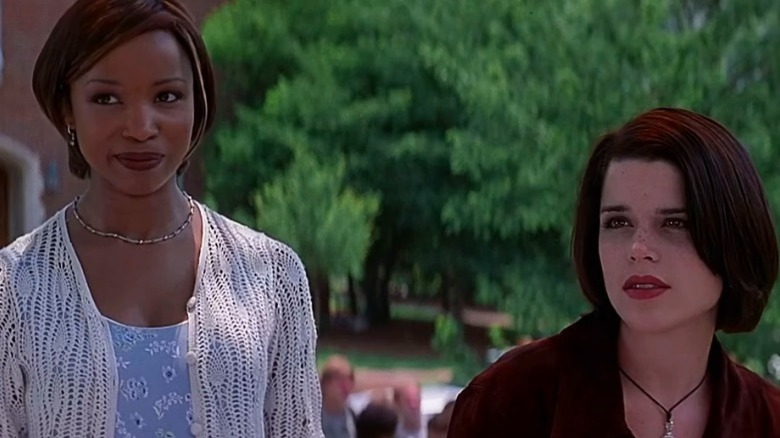 Hallie and Sidney talking in Scream 2