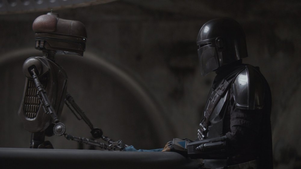 Mando and Ev-9D9 in the Tatooine cantina