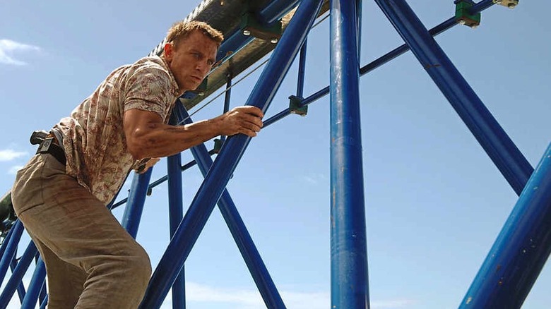 Daniel Craig climbing in Casino Royale