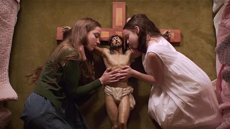 Young Cora and Phoebe Lacey with crucifix