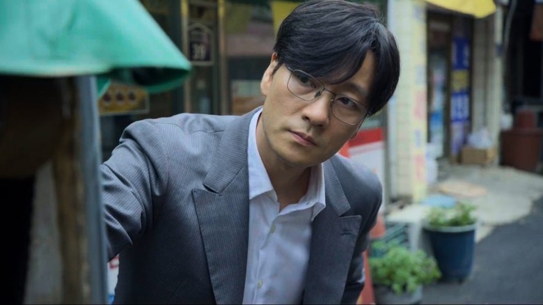 Cho Sang-woo peeking around a corner