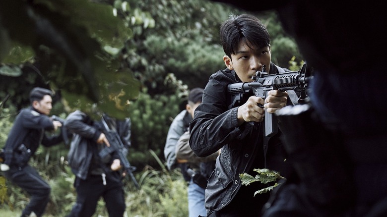 Jun-ho and colleagues search an island with guns in "Squid Game" Season 2 (2024)