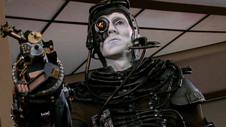 A Borg raises his arm