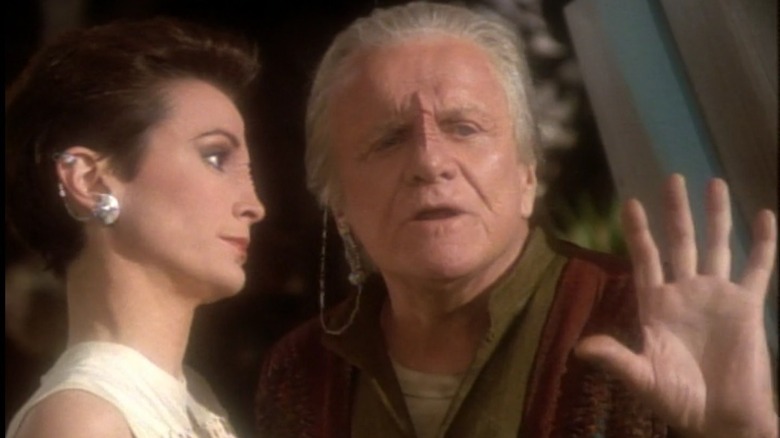 Kira talks to a Bajoran man