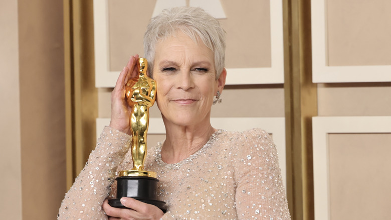 Jamie Lee Curtis holding her Oscar