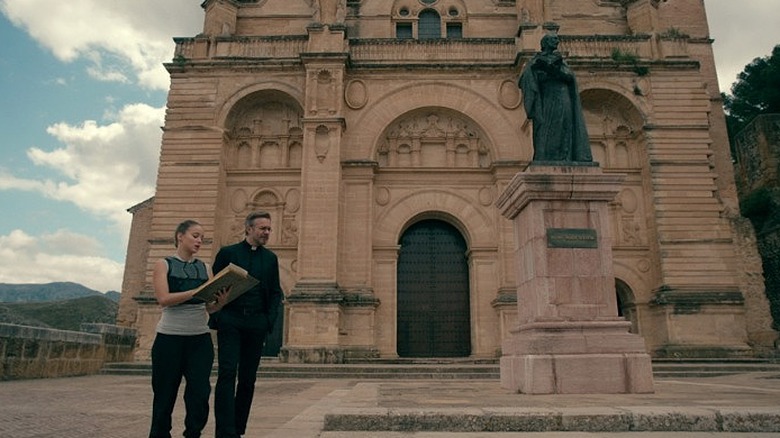 Alba Baptista reads to Tristán Ulloa