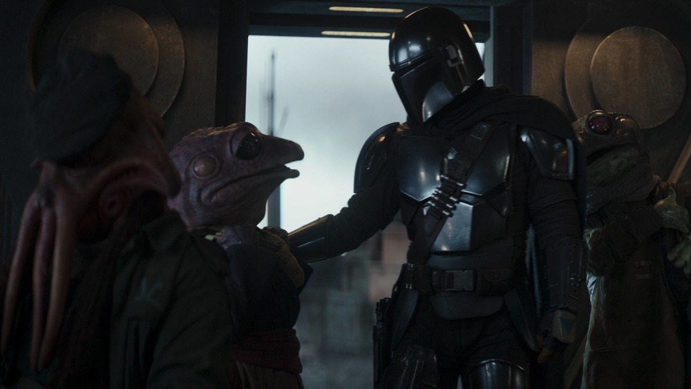 Mando and the frog family on The Mandalorian