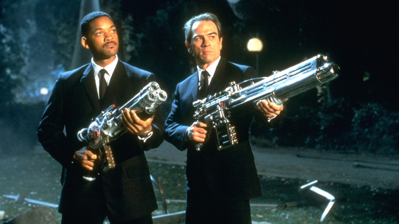 Will Smith and Tommy Lee Jones holding guns