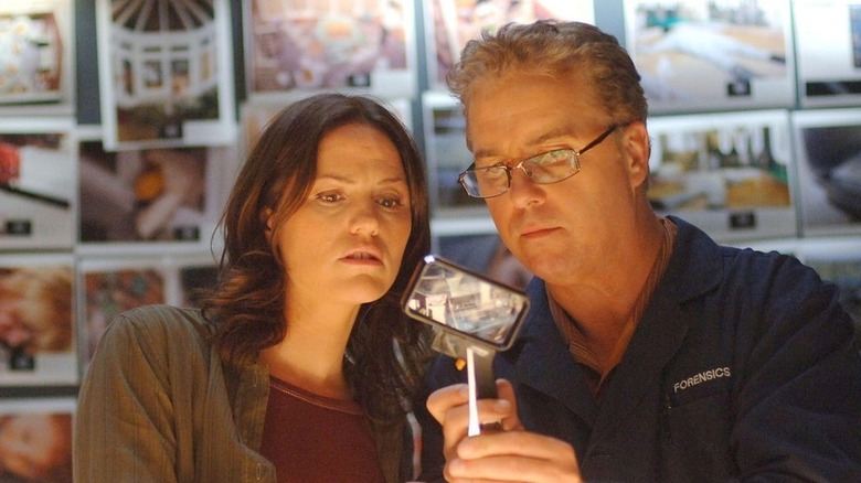 Sara and Gil examining evidence on CSI